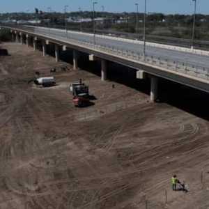 Pekerja membersihkan puing-puing dari lokasi kamp migran perbatasan darurat di sepanjang Jembatan Internasional di Del Rio, Texas, pada hari Jumat, 24 September 2021/Net