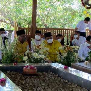Ketum Partai Golkar Airlangga Hartarto didampingi pengurusnya ziarah ke makam Leluhurnya Mbah Lim Klaten yang merupakan guru spiritual Gus Dur/Ist