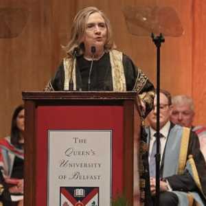 Hillary Clinton berpidato sebagai rektor wanita di Queen's University di Belfast, Irlandia Utara pada Jumat 24 September 2021/Net