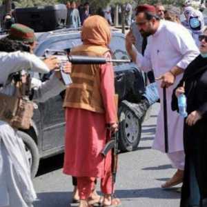 Militan Taliban tidak segan menghanjar pengunjuk rasa wanita dengan cambuk atau tongkat di Kabul/Repro