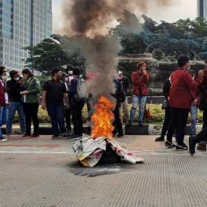 Mahasiswa UBK melakukan pembakaran ban dalam aksi unjuk rasa 7 tahun pemerintahan Presiden Joko Widodo di depan Patung Kuda, Jalan Medan Merdeka Barat, Jakarta Pusat, Kamis sore, 21 Oktober/RMOL