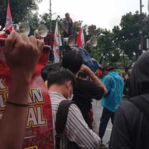 Massa Gebrak saat menyampaikan orasi mengkritik pemerintahan Jokowi/RMOL