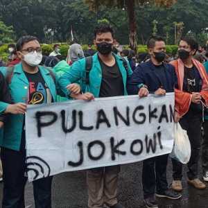 Mahasiswa demonstrasi membetangkan sapnduk bertuliskan Pulangkan Jokowi/RMOL