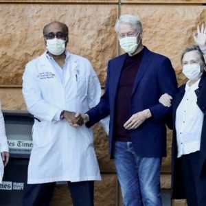Mantan Presiden AS Bill Clinton, ditemani istrinya, Hillary Clinton, meninggalkan University of California Irvine Medical Center, di Orange, California, AS pada 17 Oktober 2021/Net.