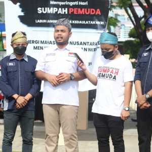 Koordinator Pusat BEM Nusantara, Eko Pratama (tengah) saat peringati Sumpah Pemuda di Pulau Natuna Utara, Kepulauan Riau/Ist