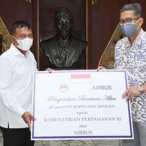 Head of Country Airbus Indonesia, Dani Adriananta, menyerahkan sumbangan alat tes COVID-19 kepada Wakil Menteri Pertahanan Republik Indonesia Muhammad Herindra/Airbus