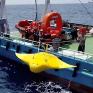 Pengembang China melakukan ujicoba robot bionik dengan bentuk seperti ikan jenis pari manta berwarna kuning di Kepulauan Paracel/Repro