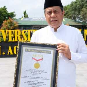 Prof Babun Suharto menerima penghargaan Rekor MURI karena berhasil alih status kampusnya sebanyak 2 kali/IST