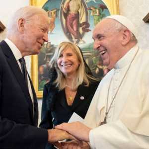 Presiden Joe Biden dan Paus Fransiskus nampak hangat dalam pertemuan yang penuh canda di Vatikan, Jumat 29 Oktober 2021/Net