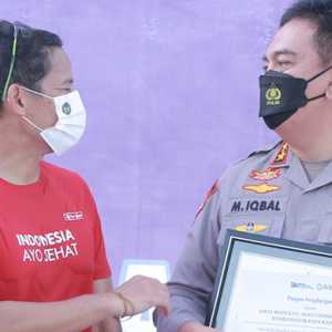 Menparekraf Sandiaga Uno saat menyerahkan piagam penghargaan kepada Kapolda NTB Irjen Mohammad Iqbal/Ist