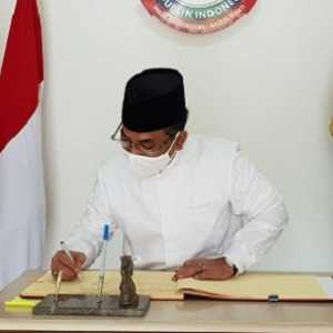 Khatib Aam PBNU KH Yahya Cholil Staquf saat membubuhkan tandatangan sebagai tamu Unhan/Ist