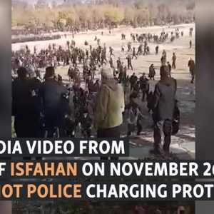 Ratusan pendemo terlibat bentrok dengan petugas saat aksi protes  keringnya sungai, Jumat 26 November 2021/Net