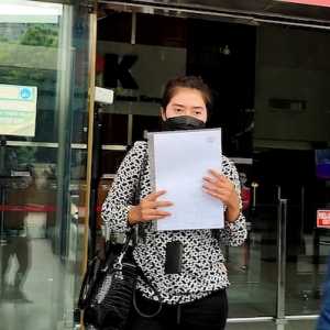 Saksi bernama Tri Rosmayanti yang merupakan teller di salah satu money changer atau tempat penukaran uang asing/RMOL