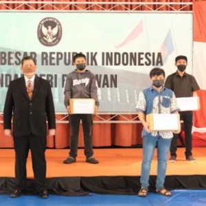 KBRI Bandar Seri Begawan membagikan paket bantuan kepada sejumlah Pekerja Migran Indonesia yang telah dinyatakan sembuh dari Covid-19/KBRI Brunei