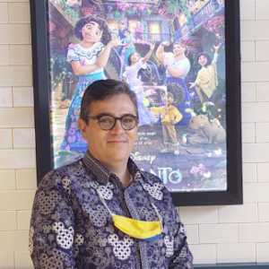 Duta Besar Kolombia untuk Indonesia Juan Camilo Valencia Gonzalez berfoto di depan poster fil 