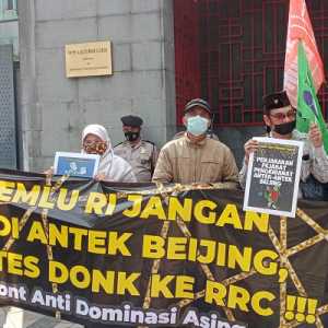 Paraa pengunjuk rasa saat menyampaikan aspirasinya di depan Gedung Kedubes RRC untuk Indonesia/RMOL