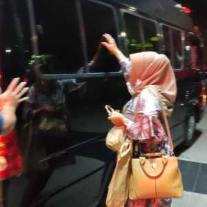 Salah seorang keluarga anggota DPRD Kabupaten Muara Enim tak kuasa menahan tangis dan menghampiri mobil yang membawa para tersangka ke Rumah Tahanan Negara (Rutan) Komisi Pemberantasan Korupsi (KPK) pada Senin, 13 Desember/RMOL