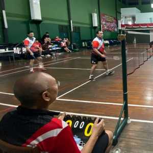 Ketua Komisi Pemberantasan Korupsi (KPK) Firli Bahuri memenangkan Tournament Badminton Legend melawan pebulutangkis yang pernah bertanding dalam Piala Thomas pada tahun 1990/Repro