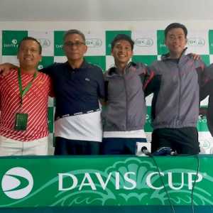 Ketua Umum PP Pelti Rildo Ananda bersama pemain Tim Piala Davis Indonesia./Ist