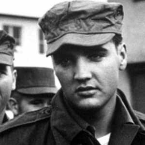 Raja Rock and Roll, Elvis Presley, saat menjalani wajib militer