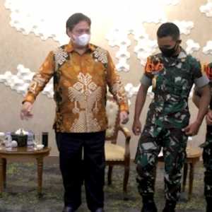 Menteri Koordinator Bidang Perekonomian Airlangga Hartarto saat menjamu taruna akademi militer di Kantor Kemenko Perekonomian/Ist