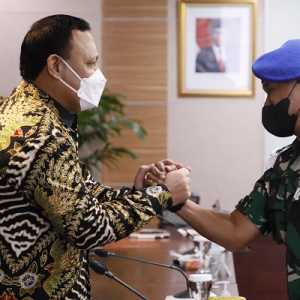 Ketua KPK saat bersalaman dengan Danpuspomal Mayjen TNI (Mar) Lukman/RMOL
