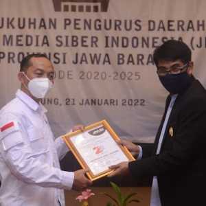Sekjen JMSI Mahmud Marhaba menyerahkan piagam pemenang lomba logo HUT ke-2 JMSI kepada Ketua JMSI Jawa Barat Sony Fotrah Perizal yang mewakili./RMOL