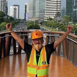 Ilham Bintang bergaya di jembatan penyeberangan orang (JPO) Phinisi/Ist