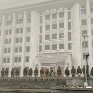 Tentara di depan gedung parlemen Karzakhstan yang dikabar massa/Net