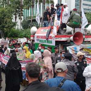 Massa dari GNPF Ulama, PA 212, dan ormas lain menggelar demo di depan Kedutaan Besar India untuk Indonesia di Kuningan, Jakarta Selatan/RMOL