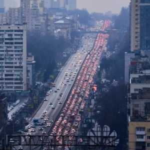 Ruas jalan di kota Kiev macet oleh ribuan kendaraan warga pada Kamis pagi 24 Februari 2022/Net