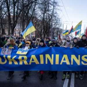 Unjuk rasa persatuan warga Ukraina atas kemungkinan invasi Rusia/Getty Images