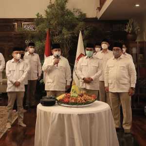 Ketua Umum Partai Gerindra Prabowo Subianto bersama petinggi partai menggelar tasyakauran sederhan memperingati 14 tahun Gerindra/Net