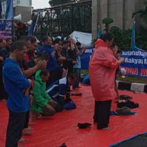 Konfederasi Serikat Pekerja Seluruh Indonesia (KSPSI) melaksanakan Shalat berjemaah di depan Gedung DPR RI/RMOL