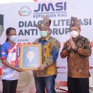 Ketua Umum JMSI Teguh Santosa menerima penghargaan dari Ketua JMSI Kepri Eddy Supriyatna, disaksikan Ketua KPK RI Firli Bahuri, Sabtu (19/3)./RMOL