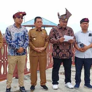 Ketua Umum JMSI Teguh Santosa didampingi Gubernur Kepri Ansar Ahmad dan unsur pimpinan Kabupaten Natuna, serta dua fungsionaris Pengurus Pusat JMSI, Ramon Damora dan Faisal Mahrawa saat membacakan Deklarasi Natuna/RMOL