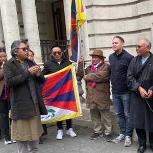 Puluhan orang Tibet berkumpul di depan Kedutaan Besar China di London peringati 63 tahun Pemberontakan Nasional Tibet/Net