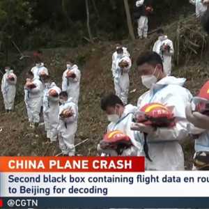 Staf markas tanggap darurat nasional serta personel pencarian dan penyelamatan, melakukan doa bersama di lokasi kecelakaan China Eastern Airlines, Minggu 27 Maret 2022/Repro