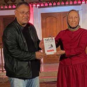 Ratna Sarumpaet menerima buku 
