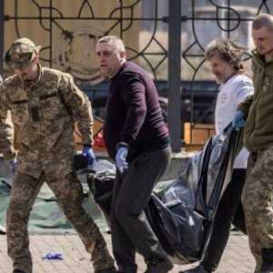 Petugas mengangkut jenazah korban serangan di stasiun Kramatorsk, Jumat 8 April 2022/Net
