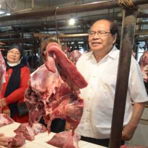 Mantan Menko Ekuin era Presiden Gus Dur ini, berdialog dengan pedagang di Pasar Kramat Jati, Jakarta Timur/Ist