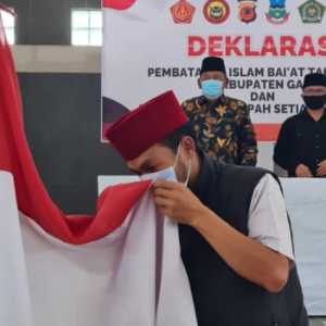 Ikrar setia bekas anggota NII Garut kepada Negara Kesatuan Republik Indonesia (NKRI)/Ist