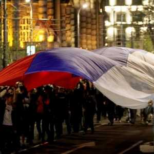 Ratusan warga Serbia memenuhi Beogard, Jumat 15 April 2022, memprotes keputusan Presiden Vucic karena ikut mengeluarkan Rusia dari DK HAM PBB/Net