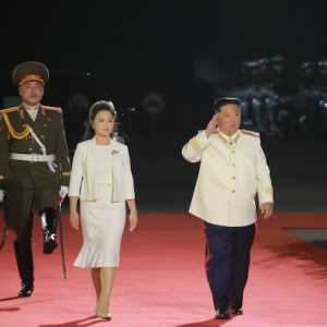 Pemimpin Korea Utara, Kim Jong Un dan istri ketika menghadiri parade militer di Lapangan Kim Il Sung, Pyongyang pada 25 April 2022/KCNA