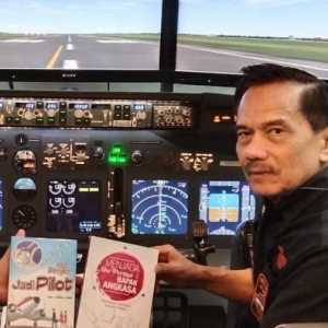 Kunjungan Ketua Pusat Studi Air Power Indonesia (PSAPI) Chappy Hakim ke Simulator Dirgantara Indonesia (SDI)/Ist