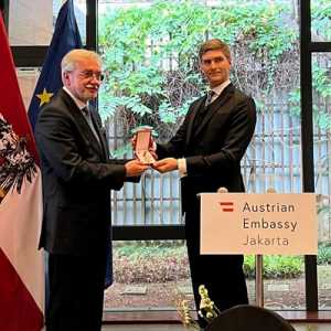 Presiden Direktur PT Andritz Hydro Indonesia, Josef Ullmer mendapatkan penghargaan â€œDecoration of Honour in Gold for Services to the Republic of Austria