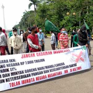 PP HIMMAH melakukan aksi unjuk rasa di sekitar Istana Merdeka Jakarta, Kamis (14/4)/RMOL