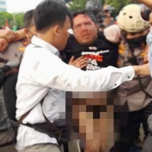 Aktivis media sosial, Ade Armando ditelanjangi dan dipukuli massa di depan Gedung DPR RI/RMOL