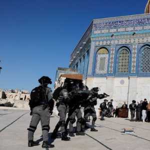 Tentara Israel mengepung Masjid Al Aqsa hari Jumat (15/4)./Net
