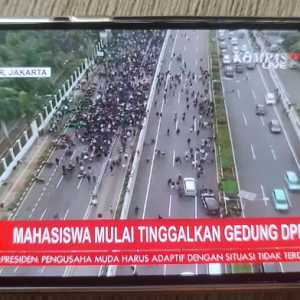 Massa aksi BEM SI berhamburan ke Tol Dalam Kota saat ditembaki gas air mata/RMOL